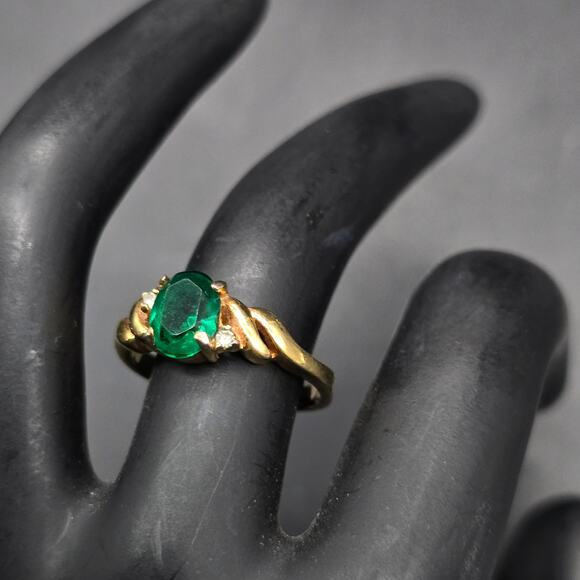DAC Green Glass Rhinestone Ring Gold Tone Size 7 Costume Jewelry - Picture 7 of 10